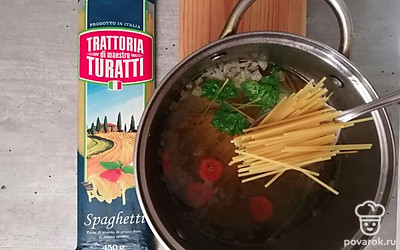 Добавьте спагетти (предварительно поломайте). 