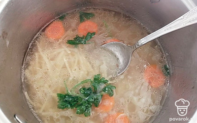 Варите суп еще 10-15 минут. 