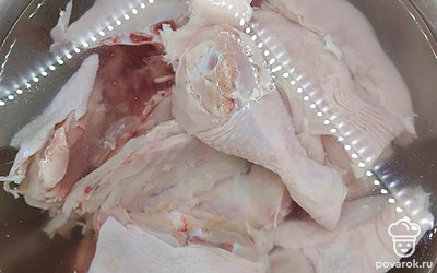 Курицу промойте и нарежьте порционно.