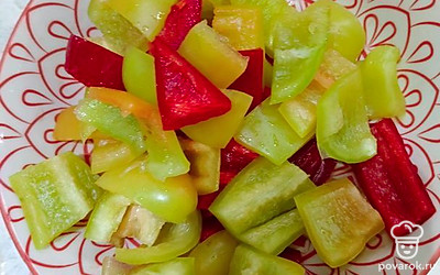 Перец нарежьте небольшими кубиками. 