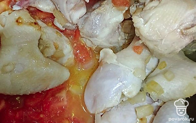 Добавьте помидоры. Хорошо все прожарьте, интенсивно помешивая. Получится, что обжариваете курицу в овощах.