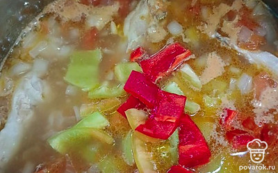 Налейте воду и сразу выложите перец.