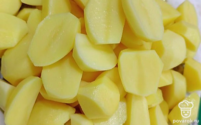 Слейте жидкость с картофеля. Разрежьте на 4 части. Если картофель большой, то на 6 частей. 