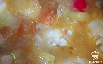 Когда после кипения пройдет примерно полчаса, выложите в суп картошку. 