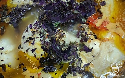 Приправьте сушеным базиликом. 