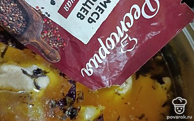 Всыпьте смесь перцев. Суп получается очень вкусный и ароматный. 