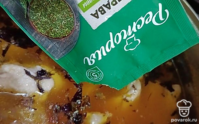 Приправьте блюдо прованскими травами.