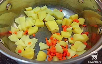 Картошку и морковь очистите и нарежьте небольшими кусочками. Выложите в кастрюлю. Залейте водой и поставьте на средний огонь. Варите 15 минут. 
