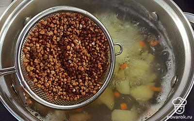 Далее в кипящую воду всыпьте гречку. Томите еще 10 минут, в конце посолите. 