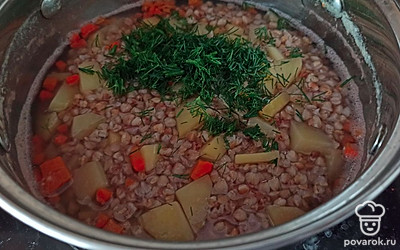 Зелень укропа мелко нарежьте и добавьте в суп. 