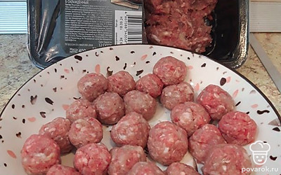 Сформируйте фрикадельки размером с крупный орех фундук и отправьте их в кастрюлю с картофелем. Варите 10 минут.