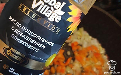 На растительном масле обжарьте сначала лук. Когда лук станет мягким и прозрачным, добавьте перец и морковку. Жарьте на медленном огне 8-10 минут, помешивая. Добавьте натертую на крупной терке свеклу. Перемешайте овощи и выключите нагрев. Оставьте их в сковороде.