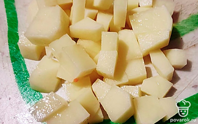 Нарежьте картошку небольшим кубиком. Переложите ее в бульон, варите на среднем огне. 