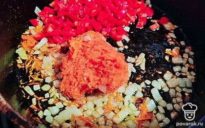 Нарежьте лук и перец, натрите морковь. Выложите их на сковороду с растительным маслом. Жарьте 2-5 минут. 