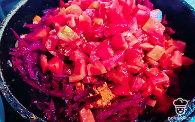 Нарежьте помидор мелким кубиком или измельчите любым способом. Добавьте в сковороду. Все перемешайте. Тушите 5 минут.