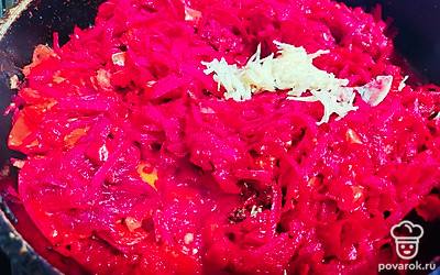 Чеснок натрите на мелкой терке или мелко нарежьте. Добавьте в сковороду. Перемешайте. 