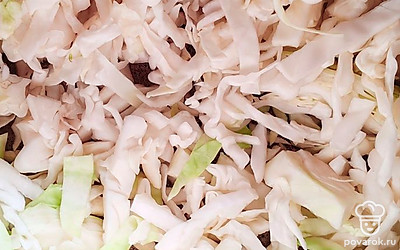 Нарежьте капусту. Добавьте ее к картошке. Продолжайте варить. 