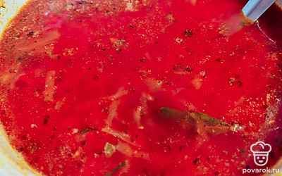 Зажарку переложите в кастрюлю, перемешайте. Добавьте зелень, лавровый лист, посолите по вкусу. Варите 5-10 минут до исчезновения пены с поверхности борща.