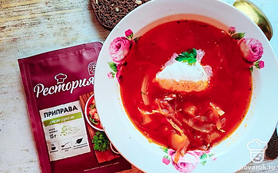 Подавайте горячим со сметаной. Украсьте веточкой петрушки. 