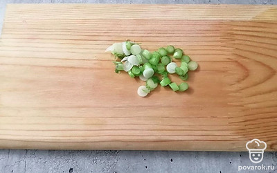 Зеленый лук мелко нарежьте. 