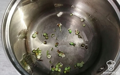 Обжарьте лук на растительном масле. 