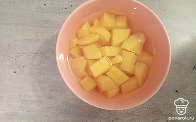 Картофель почистите и нарежьте кубиками. 