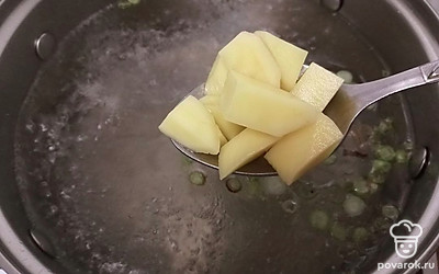 В кастрюлю налейте холодную воду. Когда вода закипит, добавьте картошку. 
