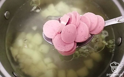 Сосиски нарежьте кружочками и добавьте в суп. 