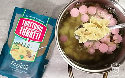 В суп добавьте макароны, посолите по вкусу. Варите 15 минут. 
