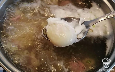 В кипящую воду добавьте куриное яйцо. Варите 3-5 минут. 