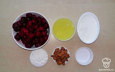 Подготовьте продукты, отмерив нужное по рецепту количество с помощью мерного стаканчика и кухонных весов. Отделите белки от желтков. Разогрейте духовку до 180 С.