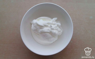 В небольшой удобной миске взбейте миксером белки до пиков на самой большой скорости в течении нескольких минут. Добавьте крахмал, ванилин, сахарозаменитель и разрыхлитель.