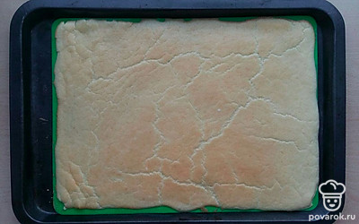 В хорошо разогретую духовку до 180 градусов Цельсия поставьте противень с тестом на 10 минут. Готовое тесто должно получиться с немного румяной корочкой.