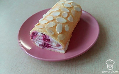 Подавайте рулет на тарелке, украсив миндалем. Можно порезать на кусочки и подать на десертных блюдцах, выложив на каждое кусочек рулета, шарик мороженного и украсить свежей клубникой.