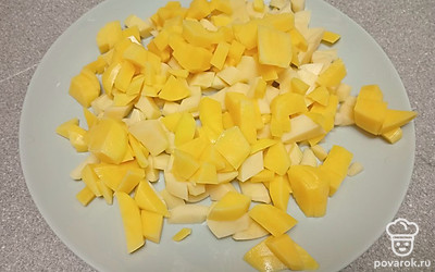 Картофель нарежьте кубиками и добавьте в утиный бульон. Варите 5 минут.