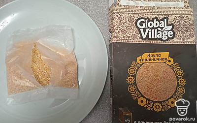 Добавьте пшеничную крупу, варите еще 5 минут.