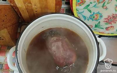 Отварите свеклу, остудите и почистите. Молодая свекла варилась около 1 часа.