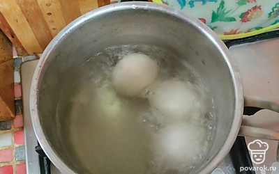 Куриные яйца отварите в течение 12-15 минут, остудите, почистите.