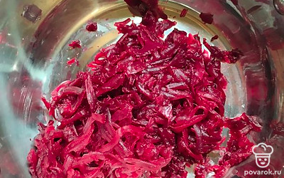 Натрите (можно сразу в кастрюлю) свеклу на крупной терке.