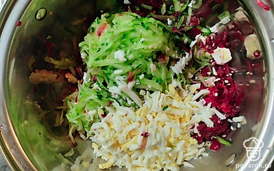 Натрите свежий огурец и яйца. Залейте все кефиром.