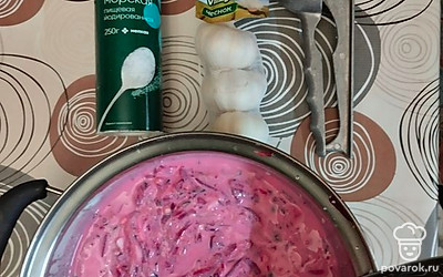 Посолите и добавьте два зубчика чеснока, пропущенных через пресс.