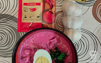 Поставьте свекольник в холодильник на пару часов, а затем разлейте по тарелкам. Добавьте в него острый красный перец. Приятного аппетита!