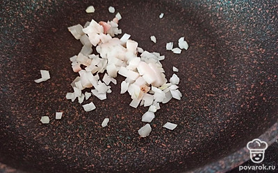 Сало и репчатый лук мелко нарежьте. Обжарьте на сковороде 5 минут. 