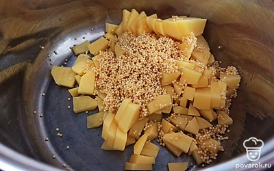 Картошку почистите и нарежьте небольшими кусочками. В кастрюлю выложите картошку и пшено. 
