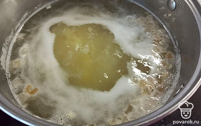 Затем добавьте обжаренное сало с луком. Посолите, варите еще 5 минут. 