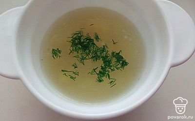 Подавайте суп порционно, украсив свежей зеленью укропа. 