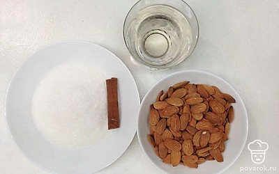 Приготовьте кастрюлю с толстым дном, влейте в нее воду, дождитесь закипания.