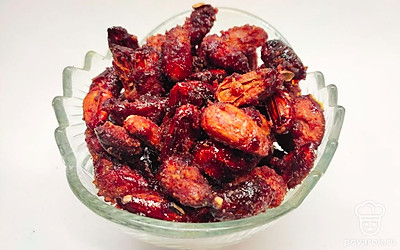 Подавайте миндаль как в теплом, так и в холодном виде. Высыпьте его в небольшую пиалу, украсьте палочкой корицы.