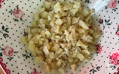 Картофель и яйца предварительно отварите. Освободите картофель от кожуры и нарежьте кубиком.