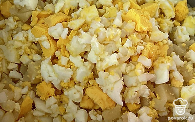 Яйца очистите и нарежьте кубиком.